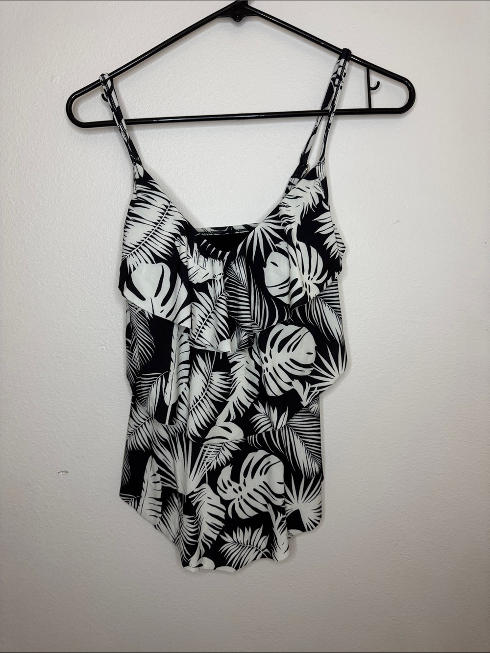Shade and Shore Black and White Tropical Print Ruffle Bathing Suit Top